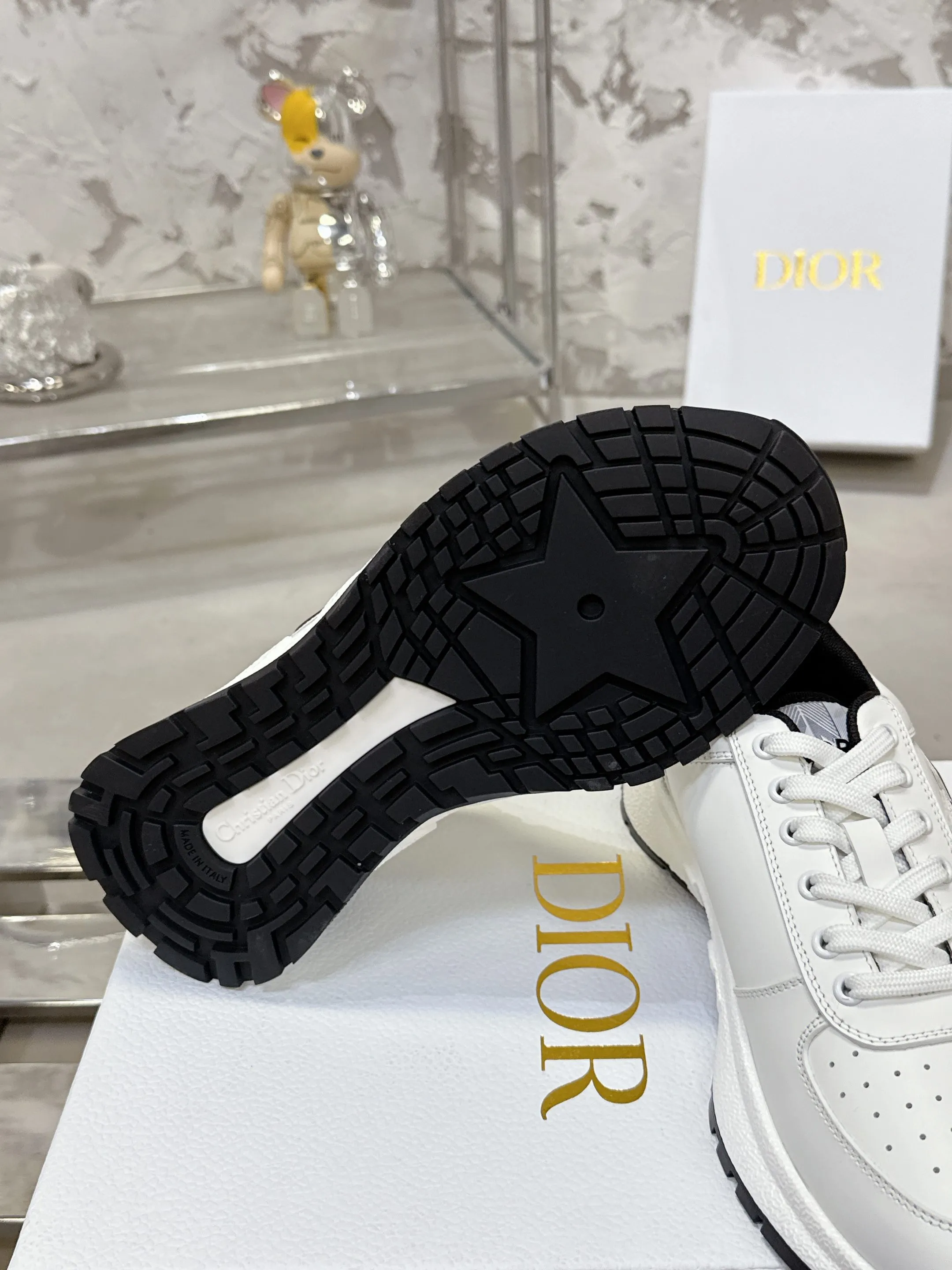 [Dior Dior] P: 660💰Couple model Size: Female: 35-40 (41 customized), male 39-44. (45 customized) 2025 Dior Dior autumn and winter new couple model, thick-soled casual sports shoes, original purchase and development, reinterpret sports style with elegant and fashionable shape. The upper is crafted from white mesh fabric and features the Christian Dior Paris signature on the laces and heel. The exquisite two-color sole is light and soft, which can add a high-end temperament to all kinds of casual looks. The delivery counter is exquisitely packaged🛍📦 ▪️Material: Original custom imported first-layer cowhide ▪️Inner lining: Imported soft sheepskin lining ▪️Sole: Original open-molded anti-slip rubber material ▪️Sole thickness: 4CM